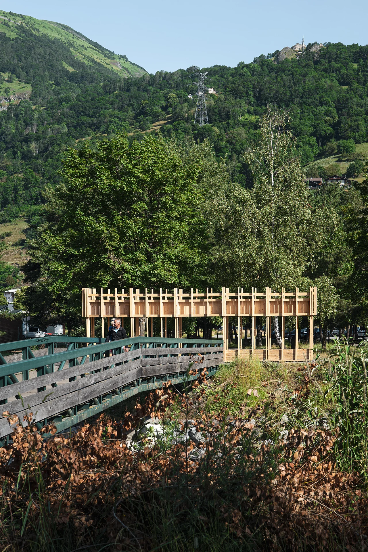 Vue de trois quarts du projet depuis le parc des marais de Bourg-Saint-Maurice. Rapport avec la passerelle traversant le Versoyen