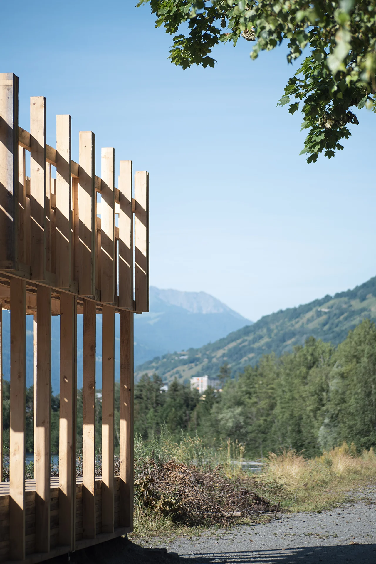 Passage de la lumière à travers le filtre en bois de la partie supérieure, répétition, rythme, vibration et rapport au paysage