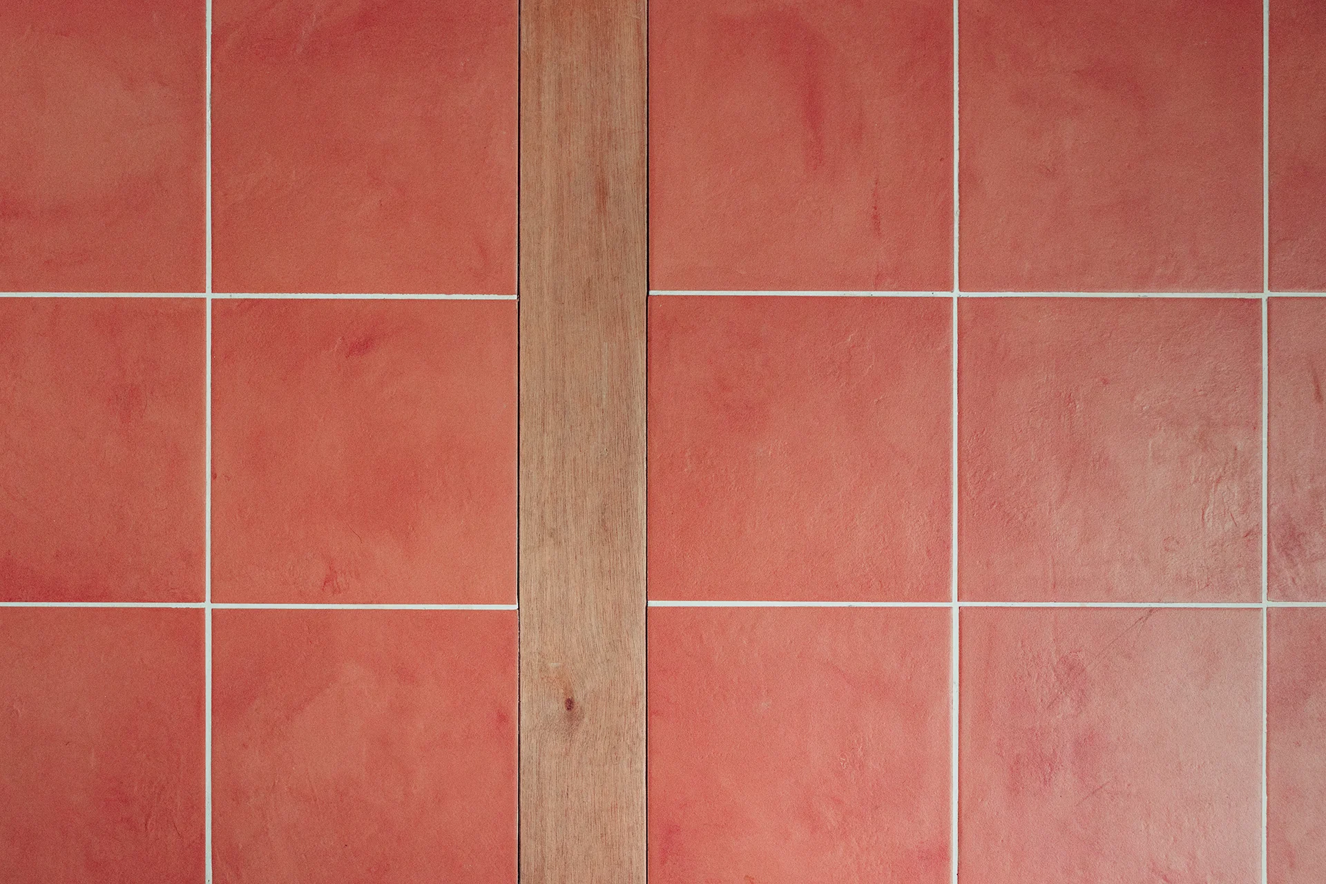 Détail de la barre de seuil en bois séparant les deux parties de la salle de bain